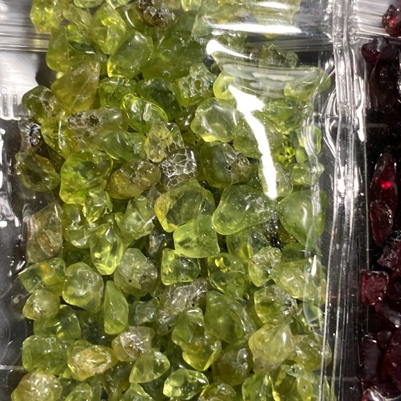 Craft: Un-Drilled Semi-Precious Stone pebbles/chips - Picture 9 of 11